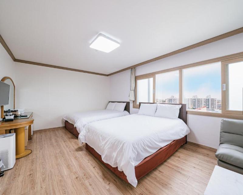 Top Island Hotel Jeju Exterior photo