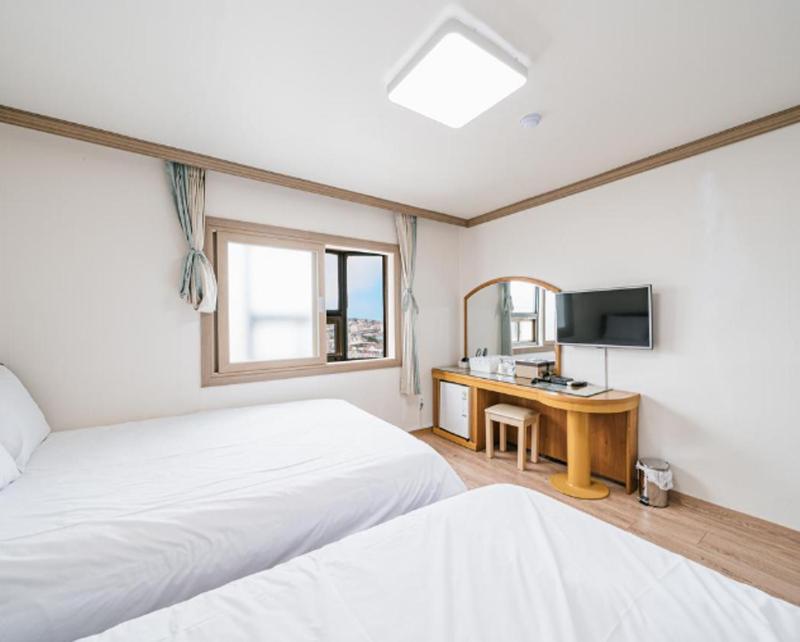 Top Island Hotel Jeju Exterior photo